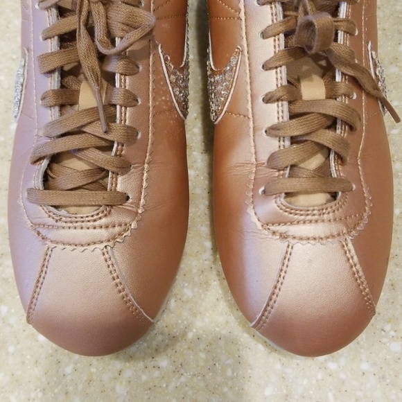 rose gold nike tennis shoes